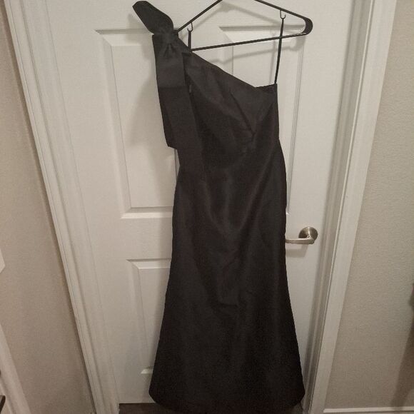 ALFRED SUNG Size 2 Black One Shoulder Bow Accent Maxi Formal Gown - Picture 1 of 9